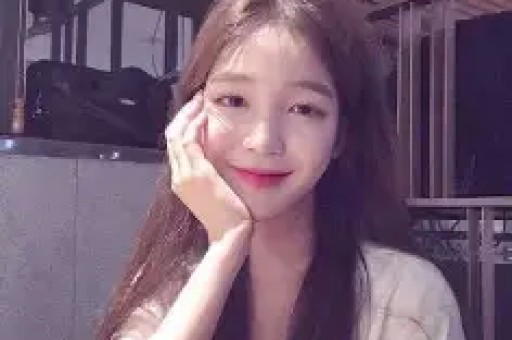 MC Mong爆料：知名女演员与争议人物秘密恋情曝光网友热议！